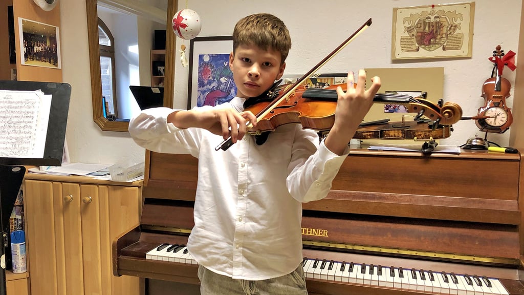 Theodor Wehmeier mit seinem wertvollen Leihinstrument, einer Geige aus Markneukirchen