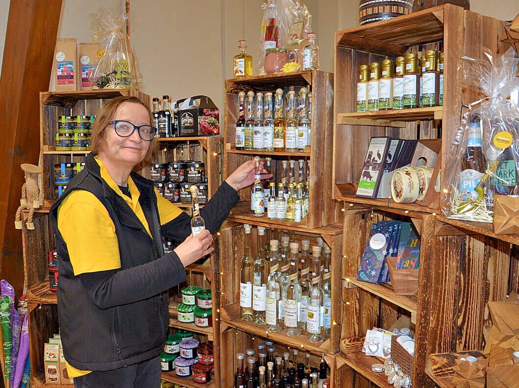 In der Rösterei „Besonders“ in Stendal gibt es außer Kaffee ein großes Sortiment an Produkten aus der Region. Mitarbeiterin Petra Krüger sorgt mit dafür, dass es ansprechend präsentiert wird.