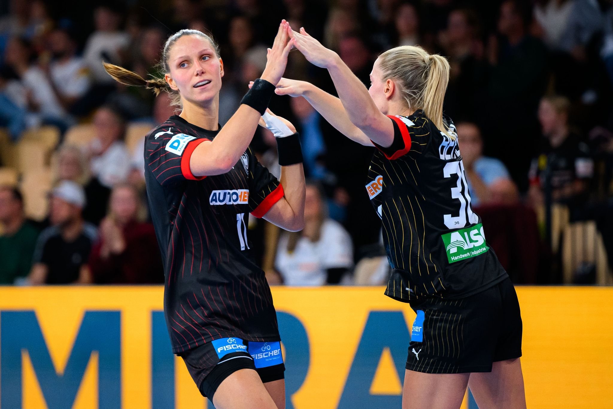 FrauenEM Guter EMStart HandballFrauen feiern Sieg gegen Ukraine