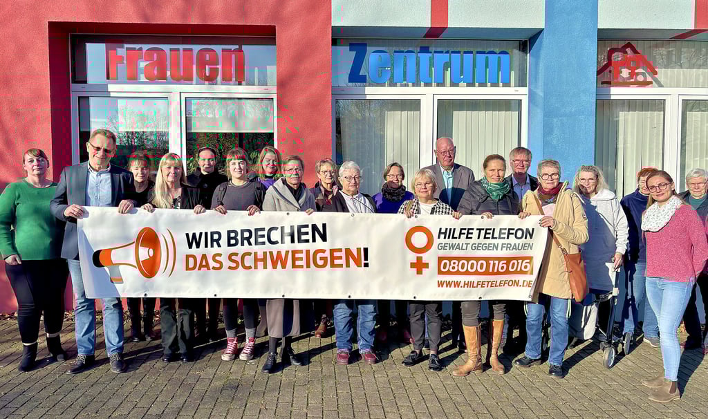 Bei der Ausstellungseröffnung setzten die Anwesenden gemeinsam ein Zeichen und machten auf Kontaktmöglichkeiten aufmerksam.