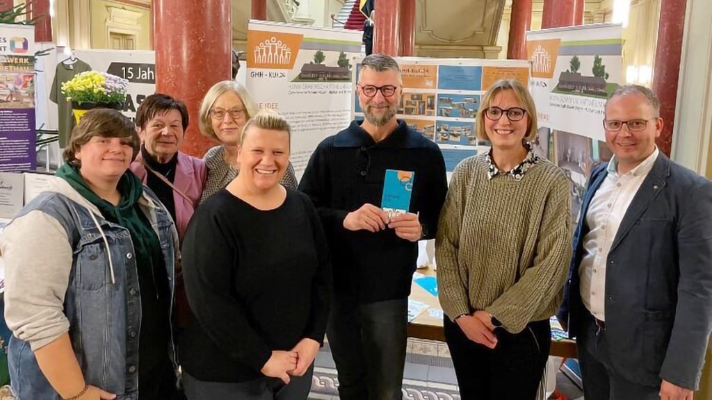 Die Delegation des Hoymat-Vereins – mit Vereinschef Dieter Kienast (3.v.r.) – freut sich in der Staatskanzlei über den Preis.
