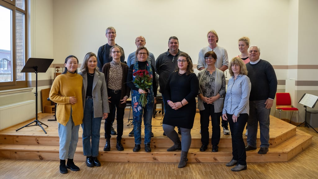 Mit einem unangekündigten Konzert wird Mechthild Andersch von den Kollegen überrascht.