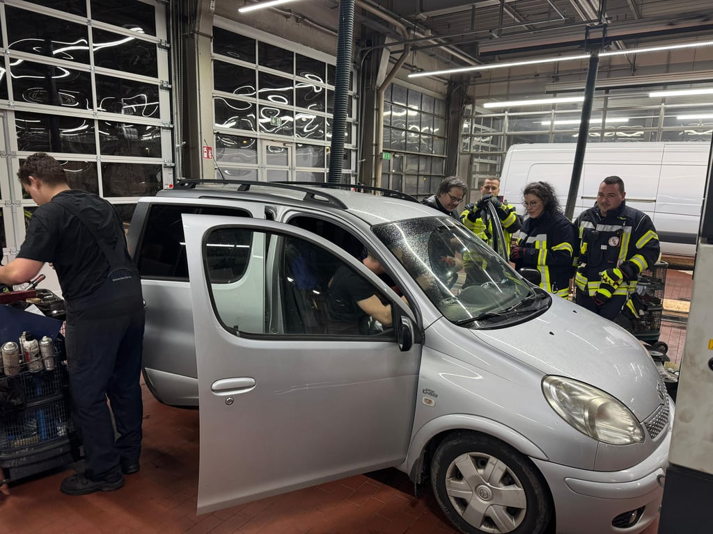 Eine Autowerkstatt half bei der Tierrettung aus.