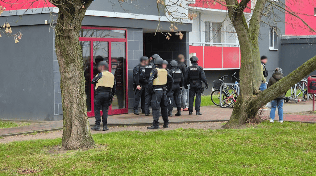 In Stendal riegelte die Polizei einen Wohnblock ab.