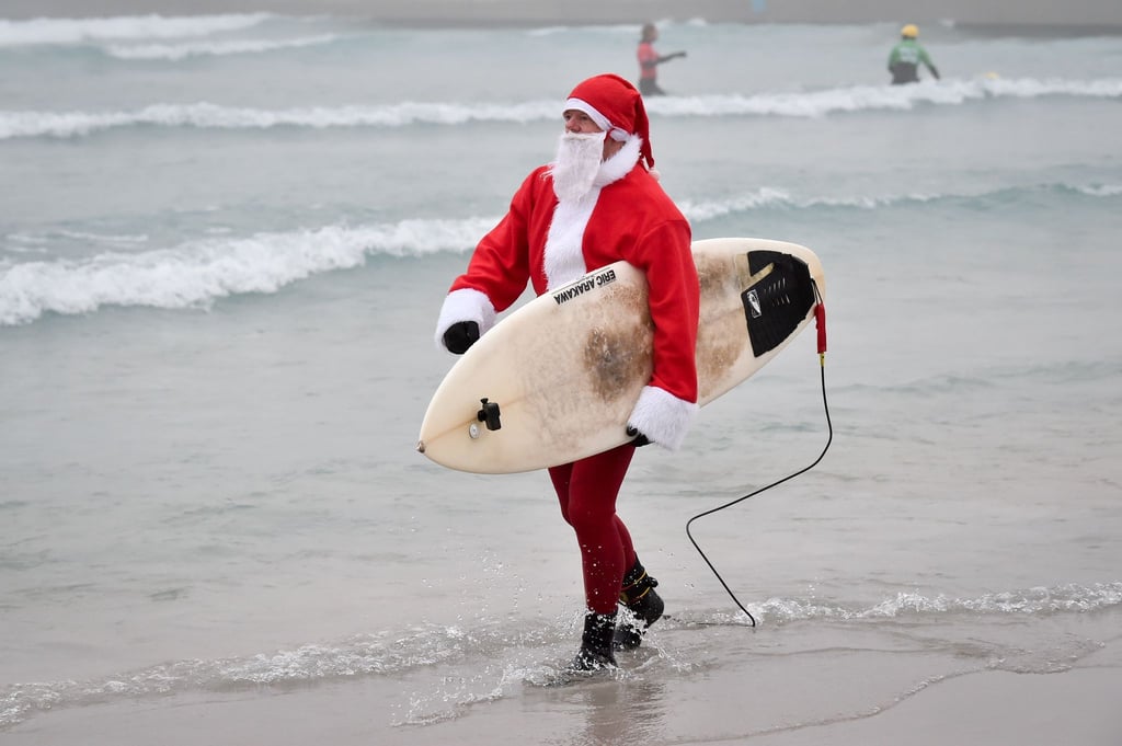 Events mit surfenden Weihnachtsmännern gibt es mittlerweile in mehreren Ländern. (Archivbild)