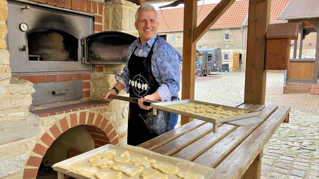 Andreas Marggraf schiebt die ersten Bleche in den Holzbackofen des Wünscher Landhofes.