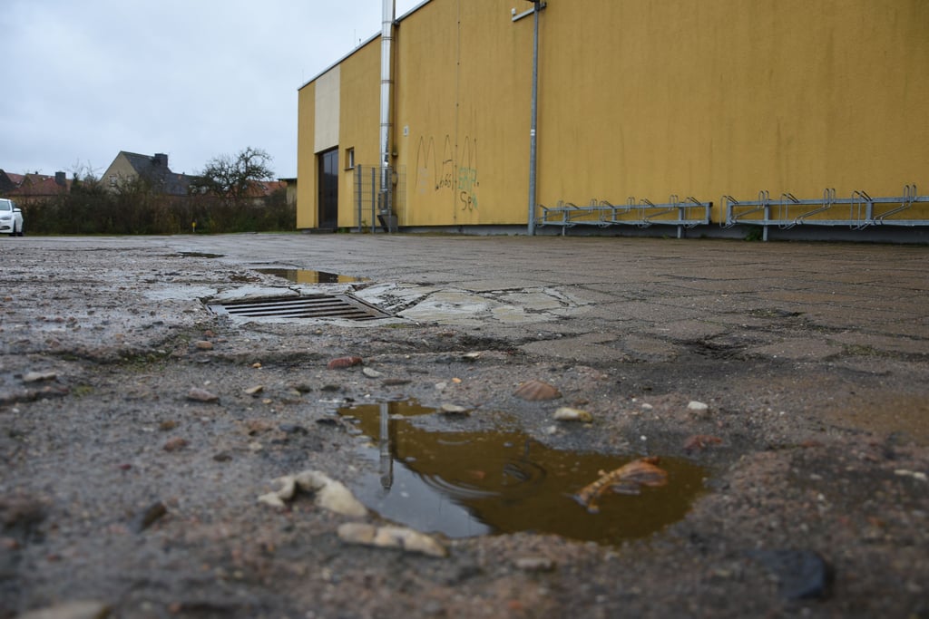 Die Betonfläche vor der Turnhalle ist zerrissen. Doch auch darunter gibt es massive Probleme.