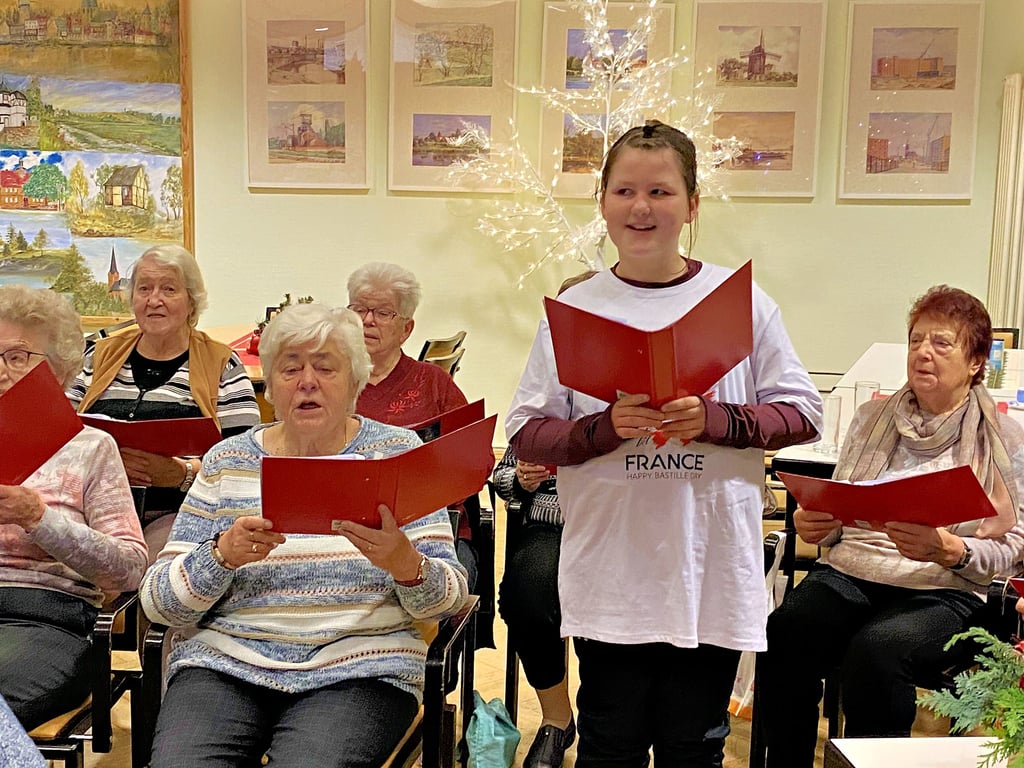 Im Generationenchor singen Jung und Alt zusammen. So wie Dorle Gutschke (82) und Emma Ratzel (10).