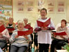 Im Generationenchor singen Jung und Alt zusammen. So wie Dorle Gutschke (82) und Emma Ratzel (10).