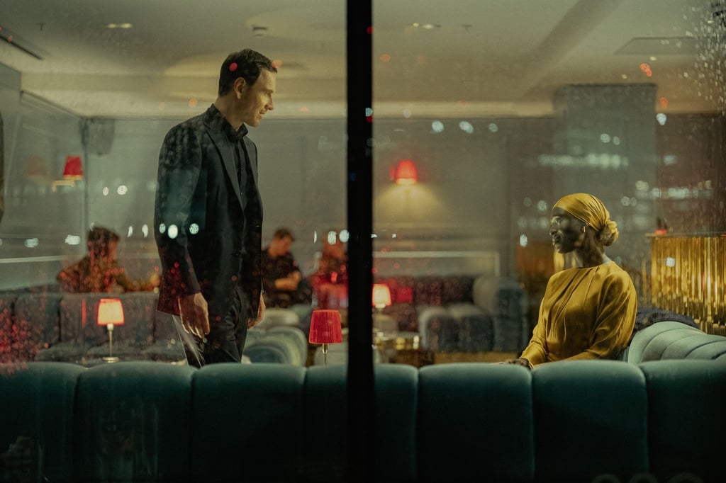 Michael Fassbender und Jodie Turner-Smith in einer Szene aus der Serie „The Agency“.