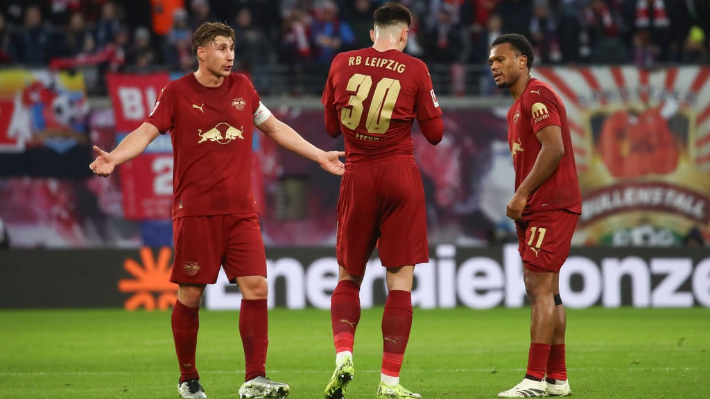 Fassungs- und ratlos: Die RB-Profis Willi Orban, Benjamin Sesko und Lois Opena (v.l.)