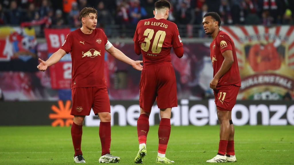 Fassungs- und ratlos: Die RB-Profis Willi Orban, Benjamin Sesko und Lois Opena (v.l.)