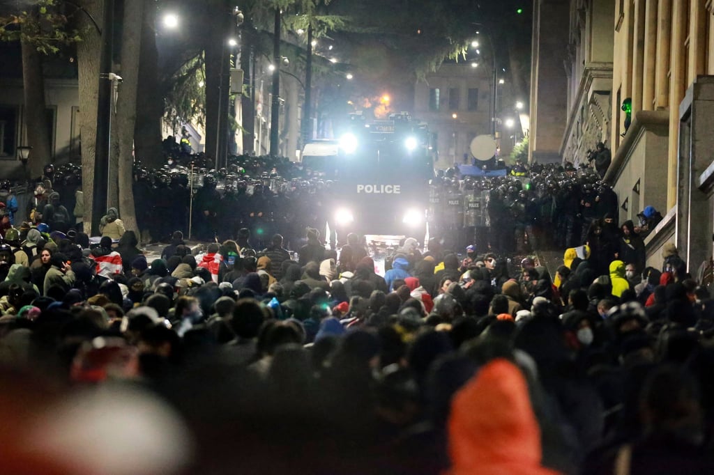 Polizei und Demonstranten lieferten sich in der Nacht schwere Auseinandersetzungen vor dem Parlamentsgebäude.