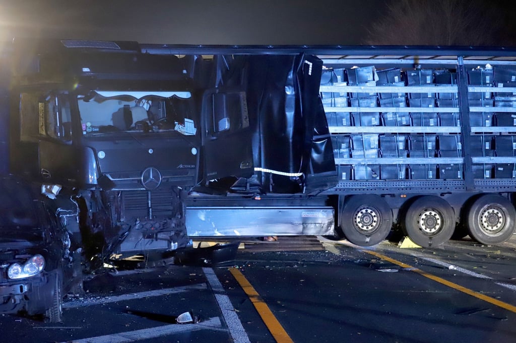 Zahlreiche Verletzte bei Lkw-Chaosfahrt.