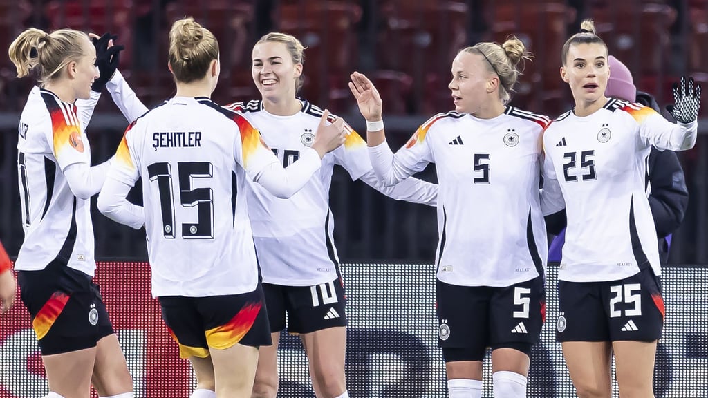 FrauenNationalteam Wücks DFBFrauen feiern torreichen Debütantinnenball