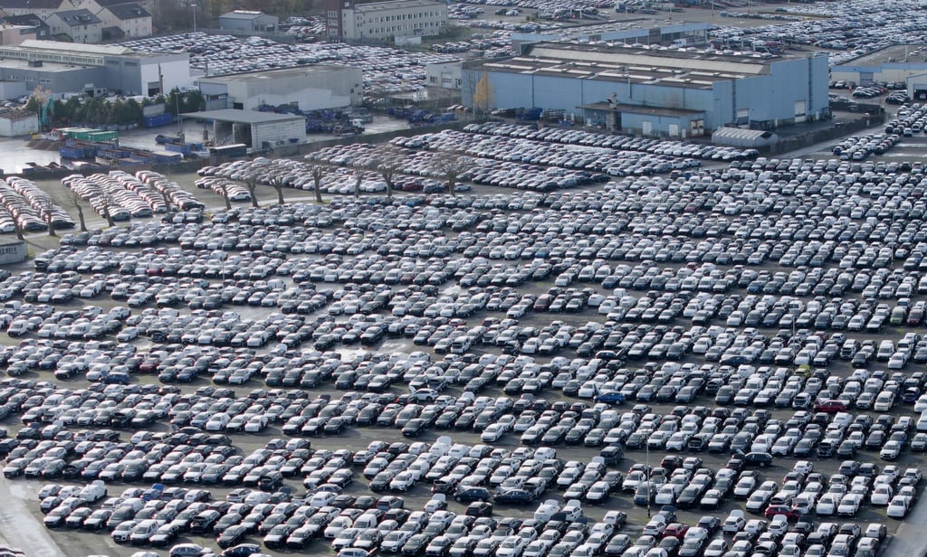 Volle Parkplätze, maue Kassen: Der Gewinn von VW, Mercedes-Benz und BMW ist im dritten Quartal in den Keller gerauscht. (Symbolbild)