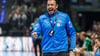 Kiels Coach Filip Jicha gibt Kommandos an der Seitenlinie.