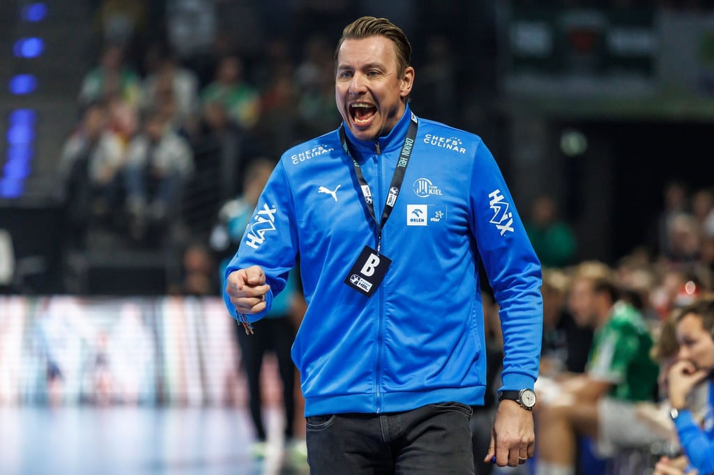 Kiels Coach Filip Jicha gibt Kommandos an der Seitenlinie.