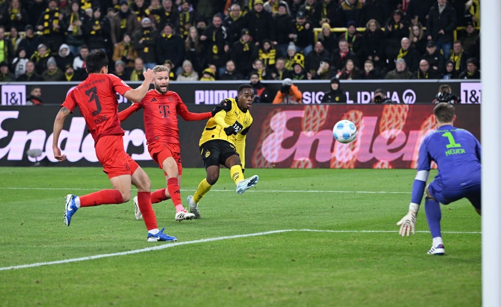 Jamie Gittens schießt das 1:0 für Dortmund.