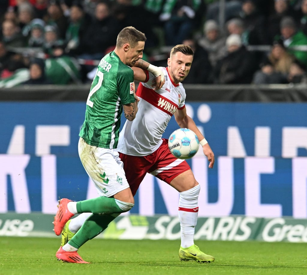 Werder-Kapitän Marco Friedl im Zweikampf mit Stuttgarts Torschütze Ermedin Demirovic.