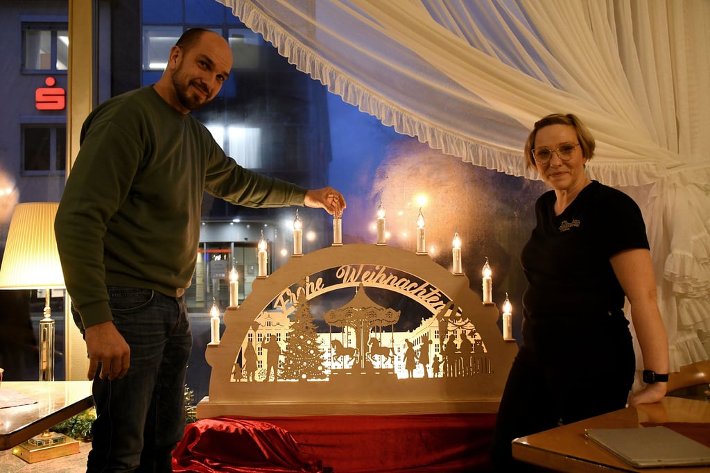 Robert Willno hat diesen Schwibbogen mit dem Zerbster Schloss kreiert und gebaut. Er wird bis zur Versteigerung im Schaufenster der Schlosskonditorei zu sehen sein. Silke Hoffmann zeigte sich begeistert von dem Unikat.
