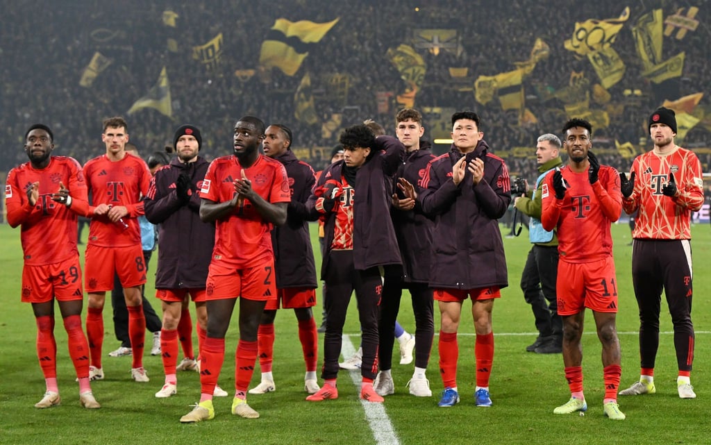 Die Bayern holten sich für den spät geretteten Punkt den Applaus bei den Fans ab.