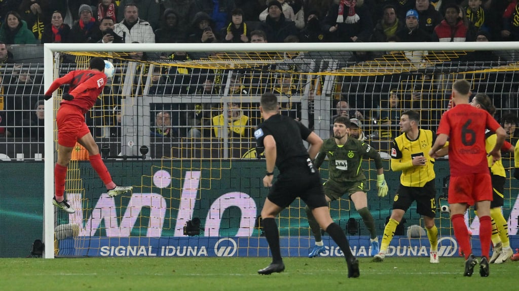 Bayerns Jamal Musiala köpft spät das 1:1 bei Borussia Dortmund