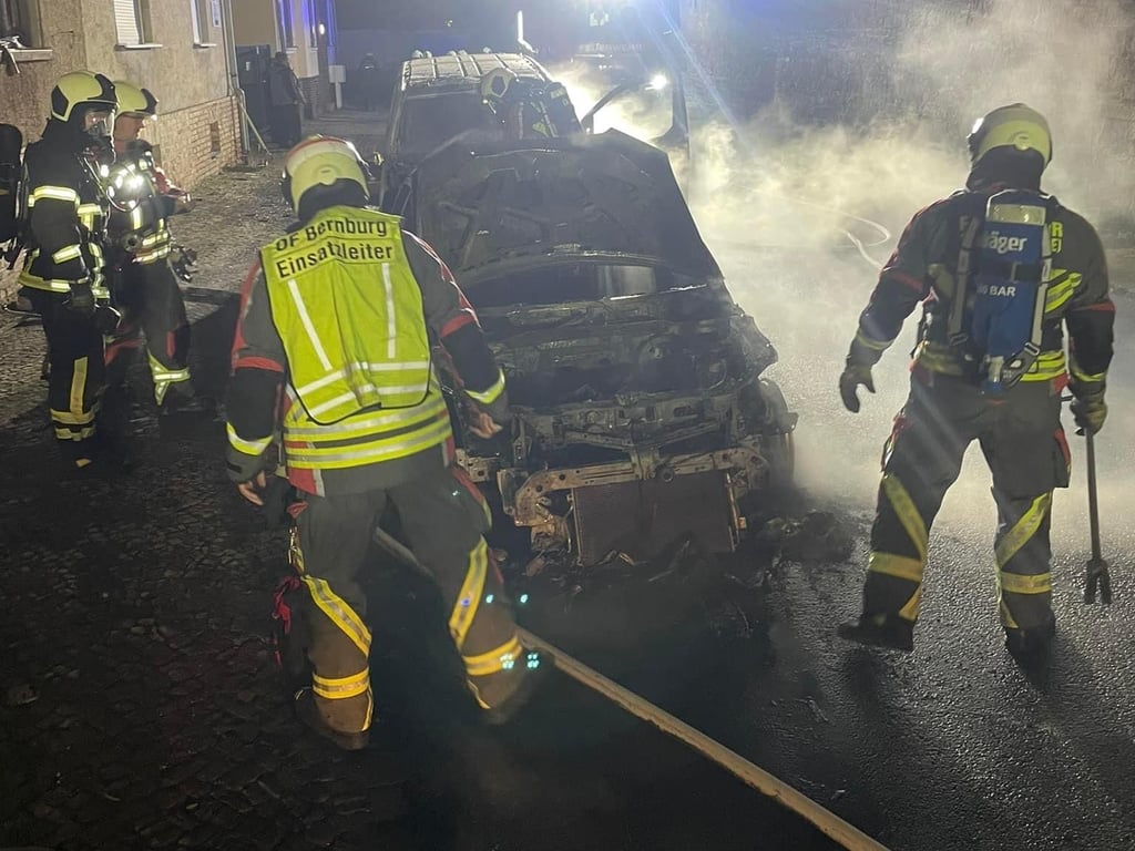 In der Nacht zum Sonntag musste die Feuerwehr Bernburg brennende Autos löschen.