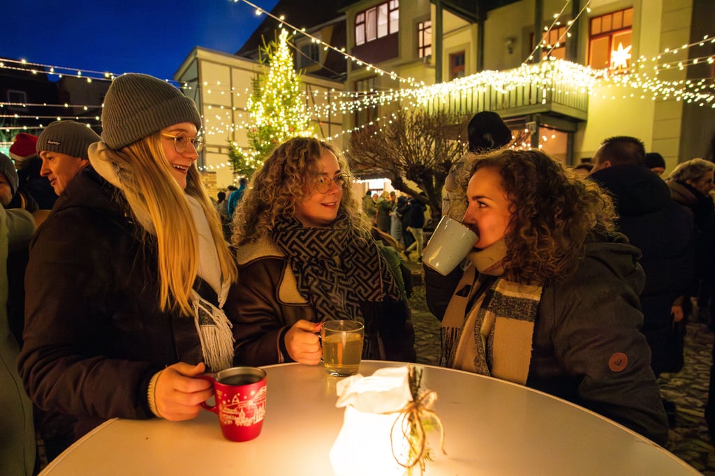 Lea Blumenthal (l.) trinkt Glühwein mit Inez Abendroth (M.) und Elisa Kürbs.