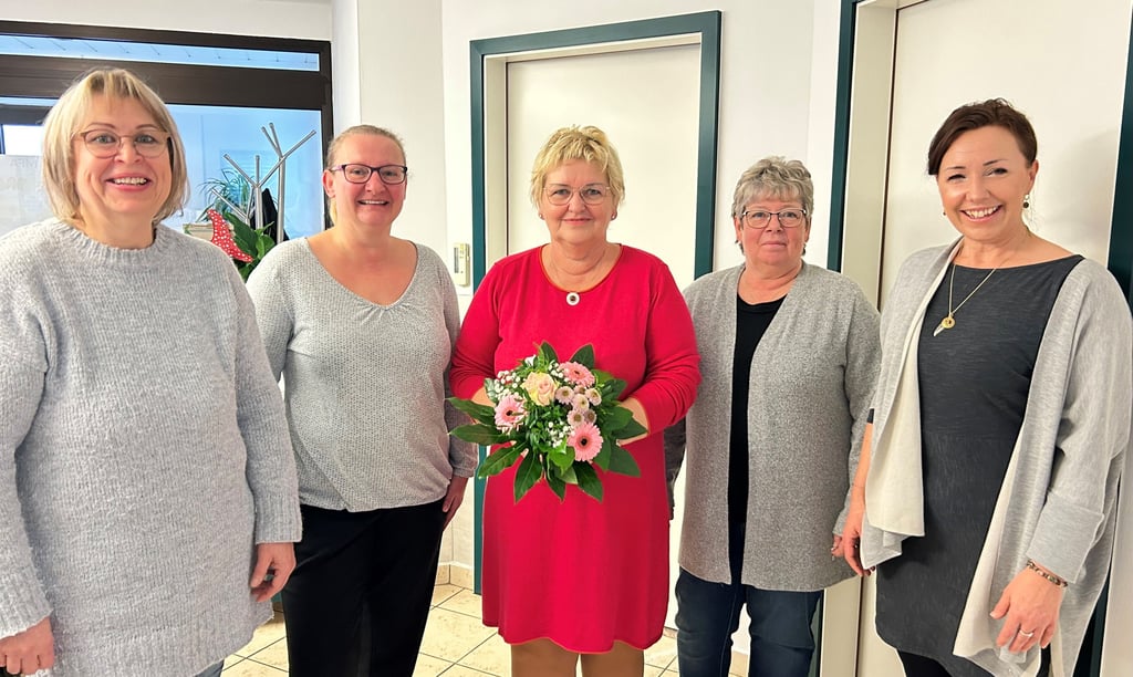 Antje Dressel, Kati Meinhardt, Kathrin Pohl und Janine Bohnhardt (v. li.) überraschten Gabriele Komaritzan (Mitte) mit dem Blumenstrauß der Woche. Dieser wurde von der Blumenboutique Meinhardt zur Verfügung gestellt.