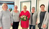 Antje Dressel, Kati Meinhardt, Kathrin Pohl und Janine Bohnhardt (v. li.) überraschten Gabriele Komaritzan (Mitte) mit dem Blumenstrauß der Woche.  Dieser wurde von der Blumenboutique Meinhardt zur Verfügung gestellt. 