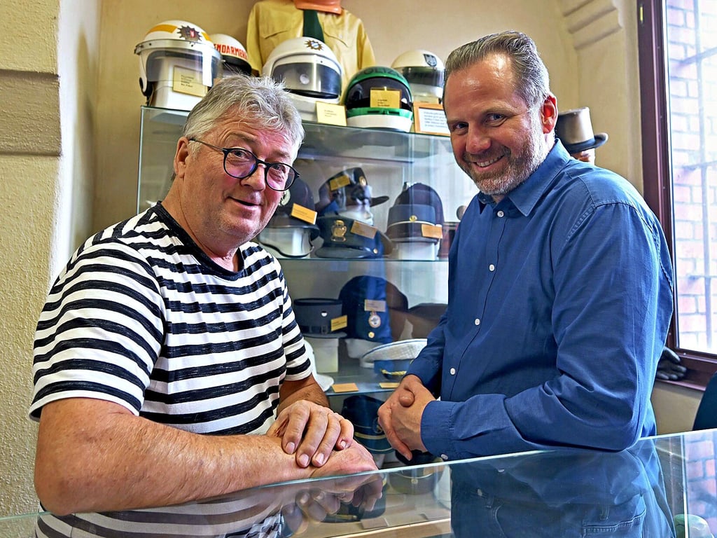 Im Kriminalpanoptikum in Aschersleben unterhielten sich der frühere Kriminalist Rolf Strehler (links) und Frank Klemmer  für die erste Folge.