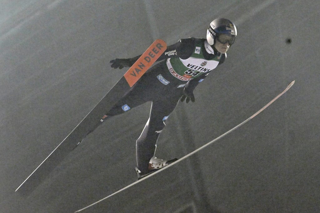 Platz eins mit nur einem Sprung: Andreas Wellinger freut sich über seinen ersten Saisonsieg.