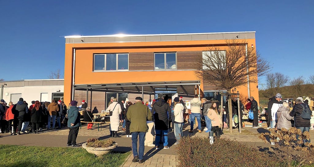 Hunderte Besucher kamen bei strahlendem Sonnenschein zum Adventströdelmarkt im Zeitzer Tierheim.