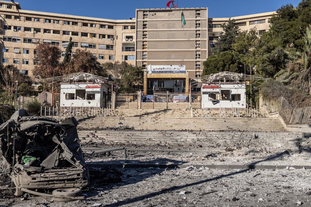 Bei russischen Luftangriffen nahe einer Klinik in Aleppo hat es Aktivisten zufolge Tote und Verletzte gegeben.
