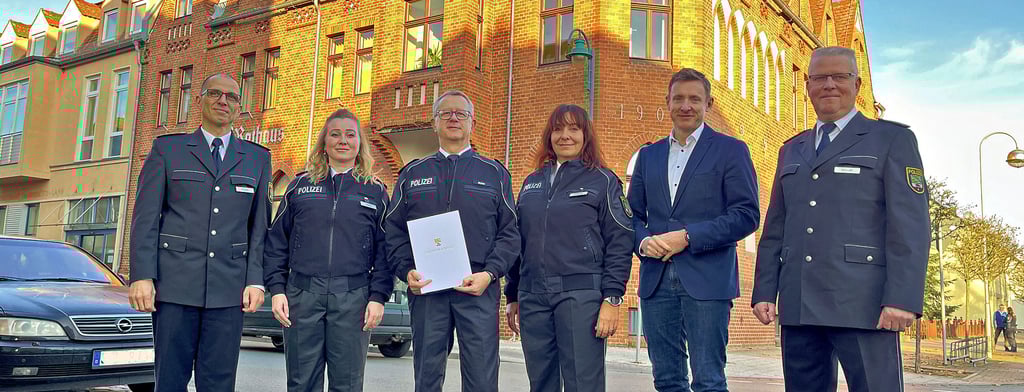 Verabschiedung und Neustart bei der Polizei in Tangerhütte: Zwei Regionalbereichsbeamtinnen, Rebecca Heinze und Kathrin Spindler, sind jetzt vor Ort zuständig. Zur Begrüßung einer neuen Kollegin und zur Verabschiedung von Siegfried Bunk (mit Urkunde) in den Ruhestand kamenPolizeidirektor Christian Fenderl (links) und Polizeirat Torsten Müller (rechts), begleitet von Bürgermeister Andreas Brohm.