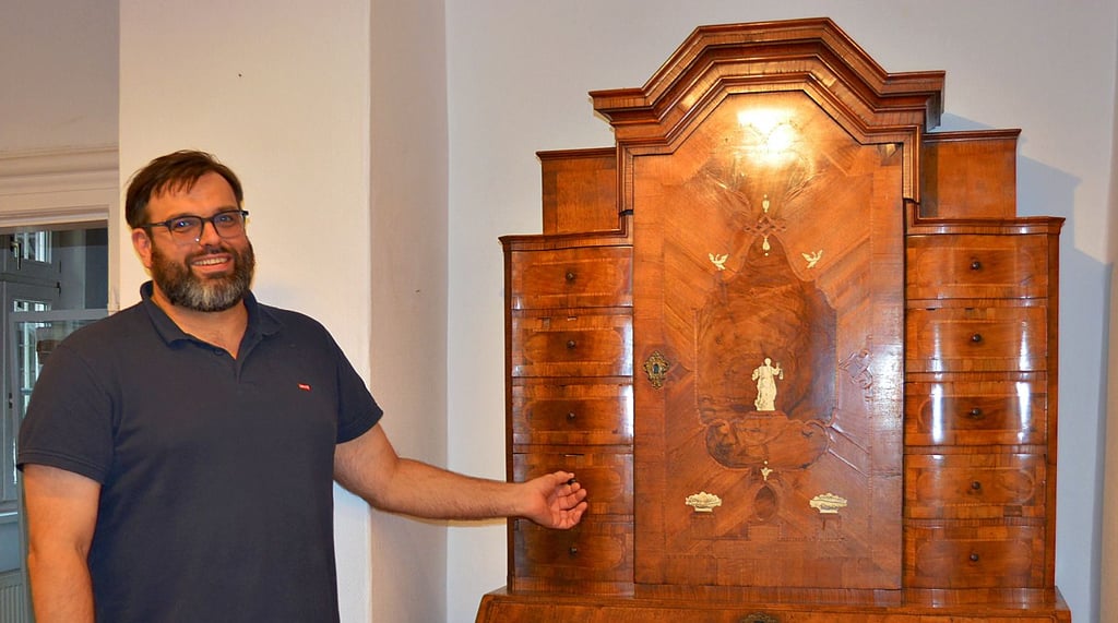 Florian Fischer präsentiert den Sekretär im Kreismuseum Osterburg (Kreis Stendal).