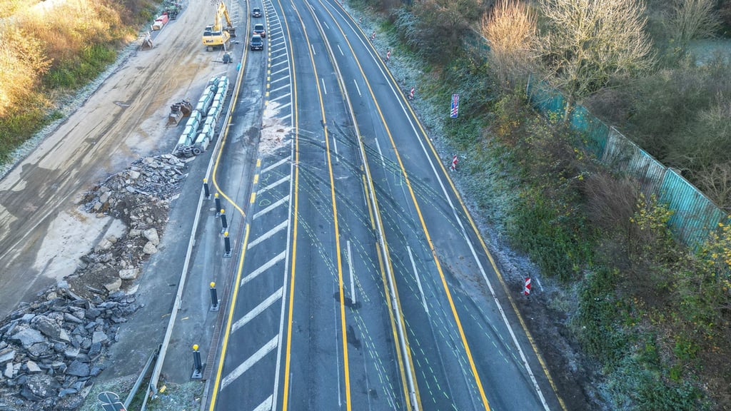 Unfallspuren auf der A1 nach Chaosfahrt eines Lastwagens.