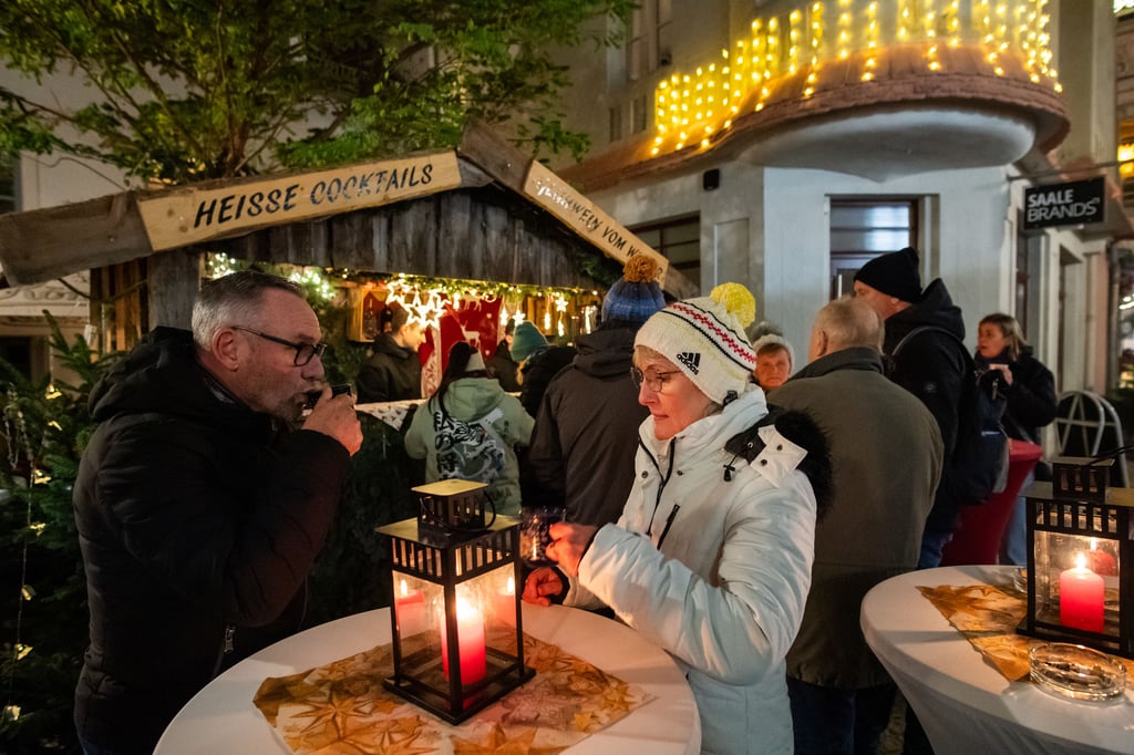 Glühwein gab es auch vor dem "Köpi" in der Engelgasse. Peter und Andrea Marquardt lasses es sich schmecken.