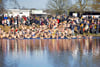 Ab ins vier Grad kalte Wasser: Rund 300 Unerschrockene trauten sich das am Sonntag.