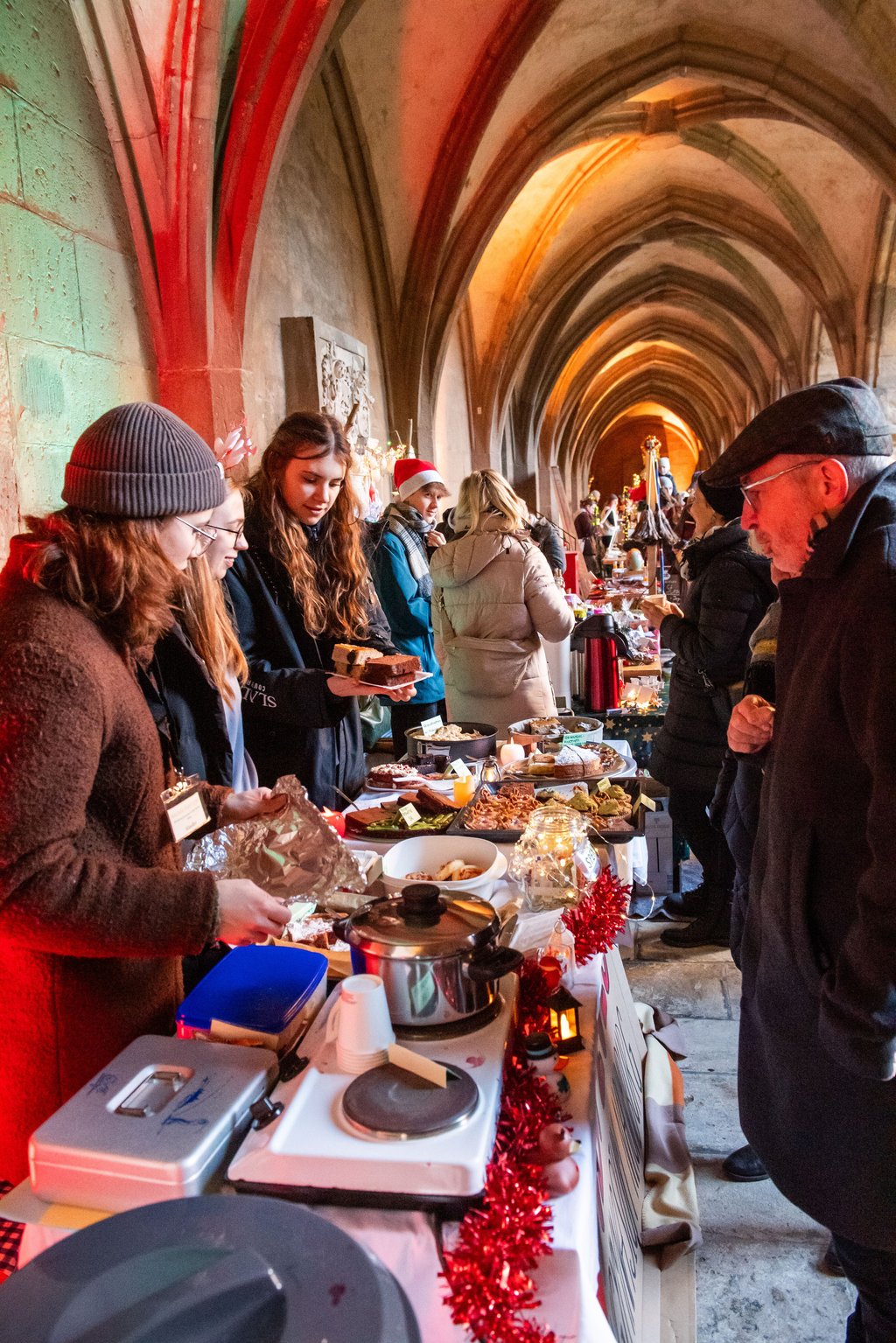 Im Kreuzgang des Dom verkauften Schüler des Domgymnasiums Kuchen für ihre Abikasse. 