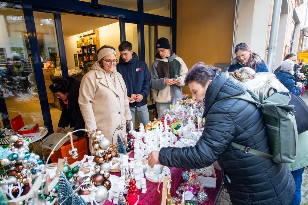 Schüler der 10. Klasse der "Jan Hus" verkauften Selbststgebasteltes zur Finanzierung ihres Abschlussballs.