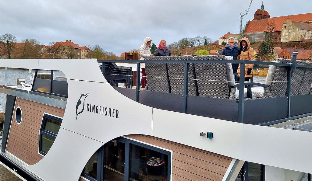 Sturm und Regen machten die Schiffstaufe für das neue Hausboot „Kingfisher“ auf der Kiebitzberg Schiffswerft in Havelberg sehr ungemütlich. Wie schön es auf der Terrasse oben sein kann, lässt sich aber schon vorstellen.