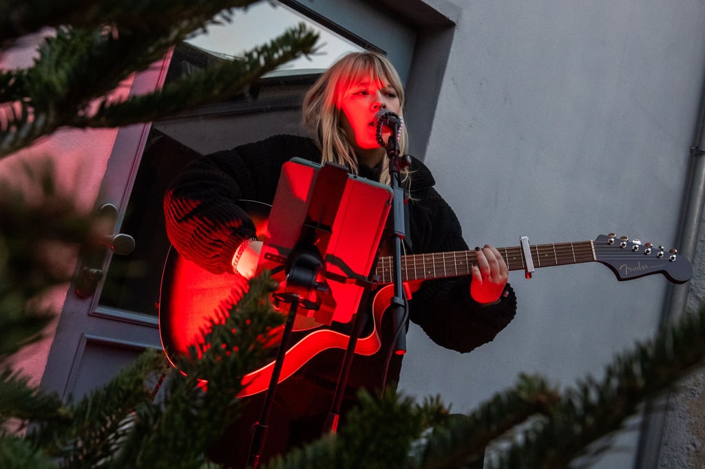 Lilly Schulze spielte und sang  auf dem Tageblatt/Hof.