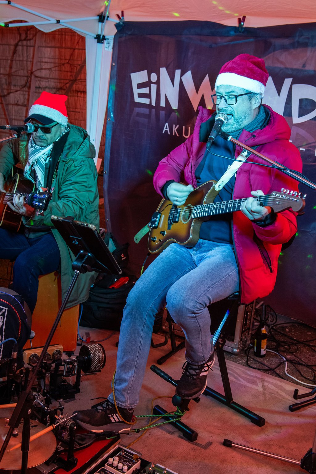 "Einwandfrey" aus Freyburg  überzeugen mit Weihnachtsmusik und Eigenkreationen im "Weinquartier"  in der Salzstraße.