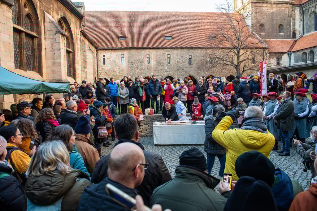 Der alljährliche Stollenanstich im Dom.