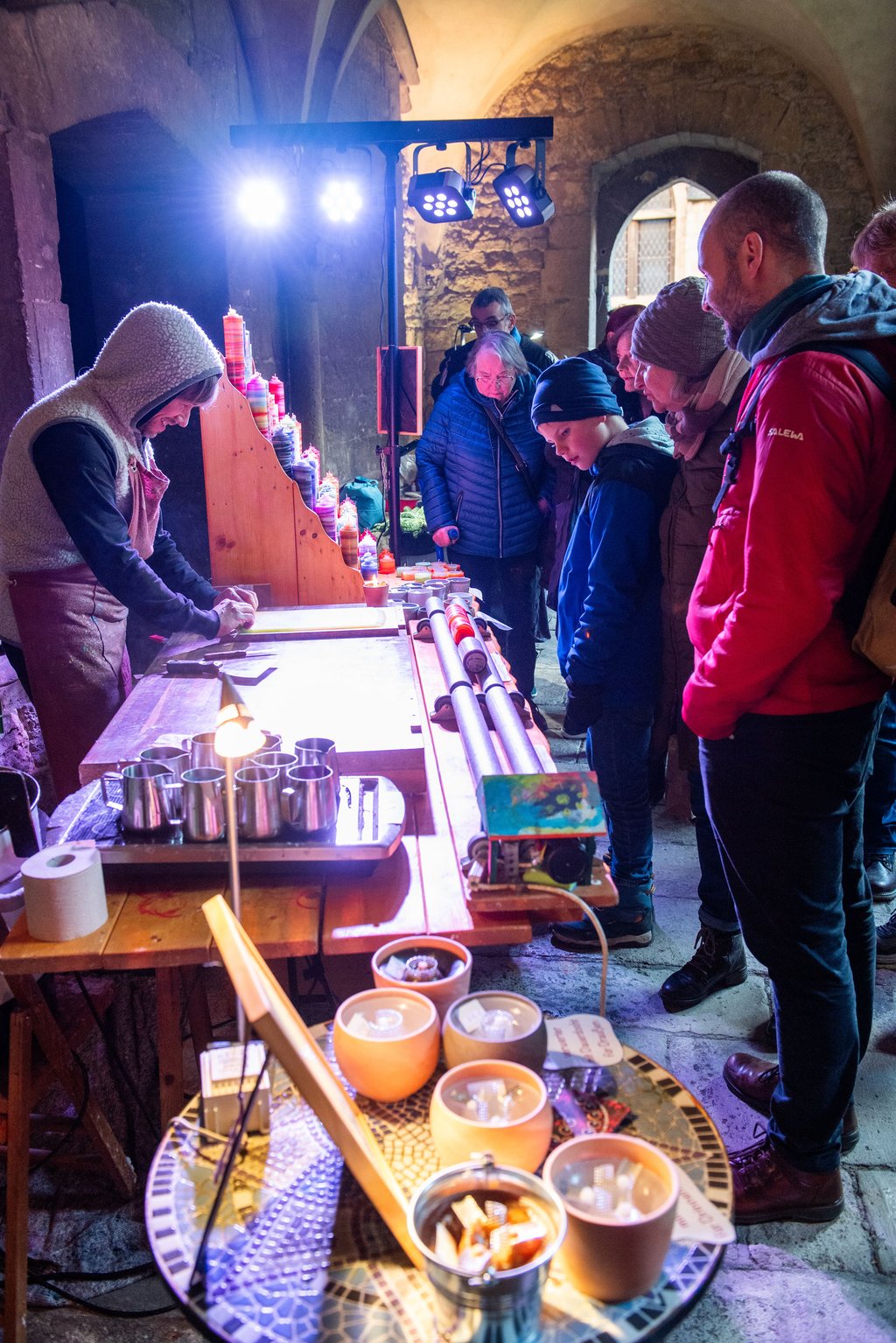 René Zintl zeigte das Rollen von Kerzen im Kreuzgang des Doms.