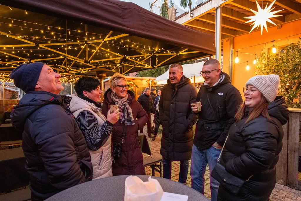 Freunde aus Aue entscheiden sich im neuen Hof der Familie Töpfer am Othmarsweg für ein leckeres Heißgetränk.