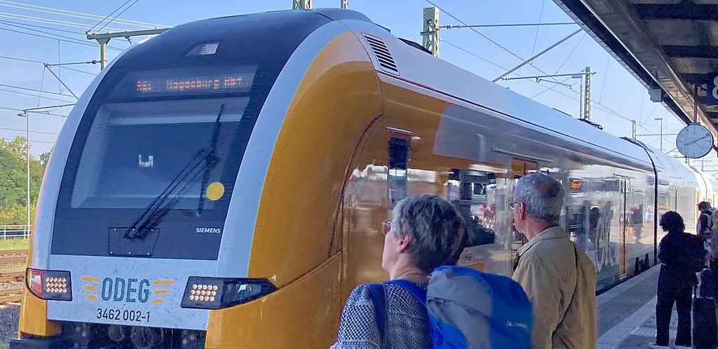 Der Regionalexpress 1 legt unter anderem in Genthin und Güsen einen Halt ein.