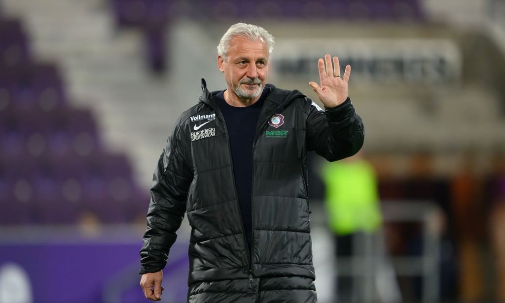 Ein letzter Gruß an die Fans: Pavel Dotchev ist nicht mehr Trainer des FC Erzgebirge Aue.
